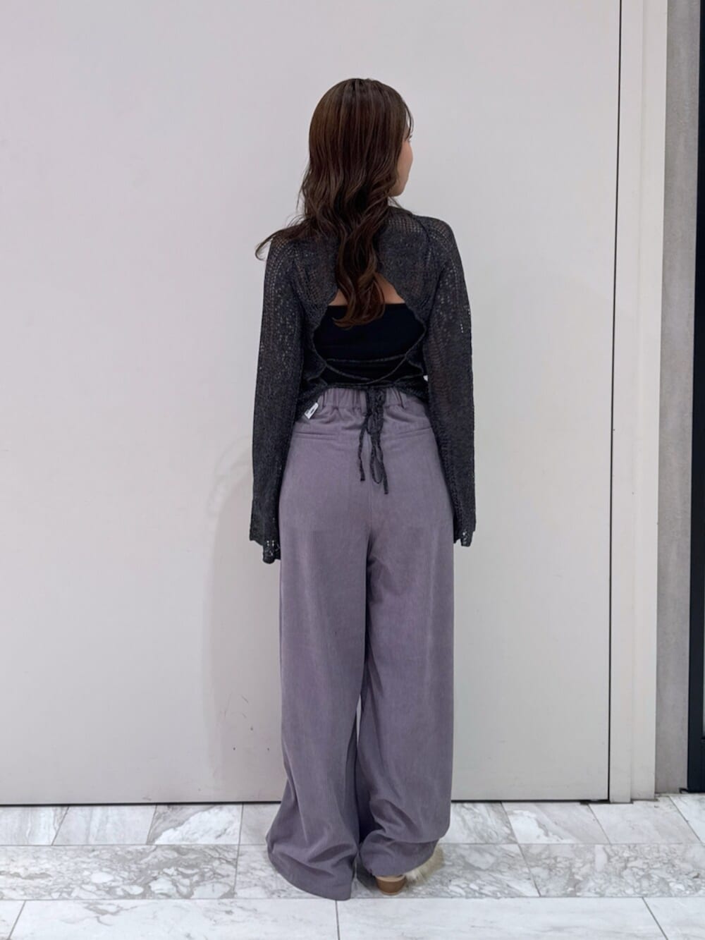 パープル系のその他パンツ、ホワイト系のその他シューズ、ブラック系のニット/セーターを着用したレディースの夏コーディネートの4枚目の写真