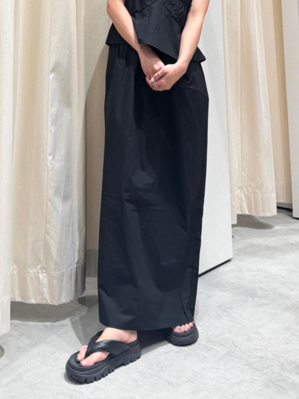 ブラック系のワンピース、グレー系のサングラスを着用したレディースの春コーディネートの6枚目の写真