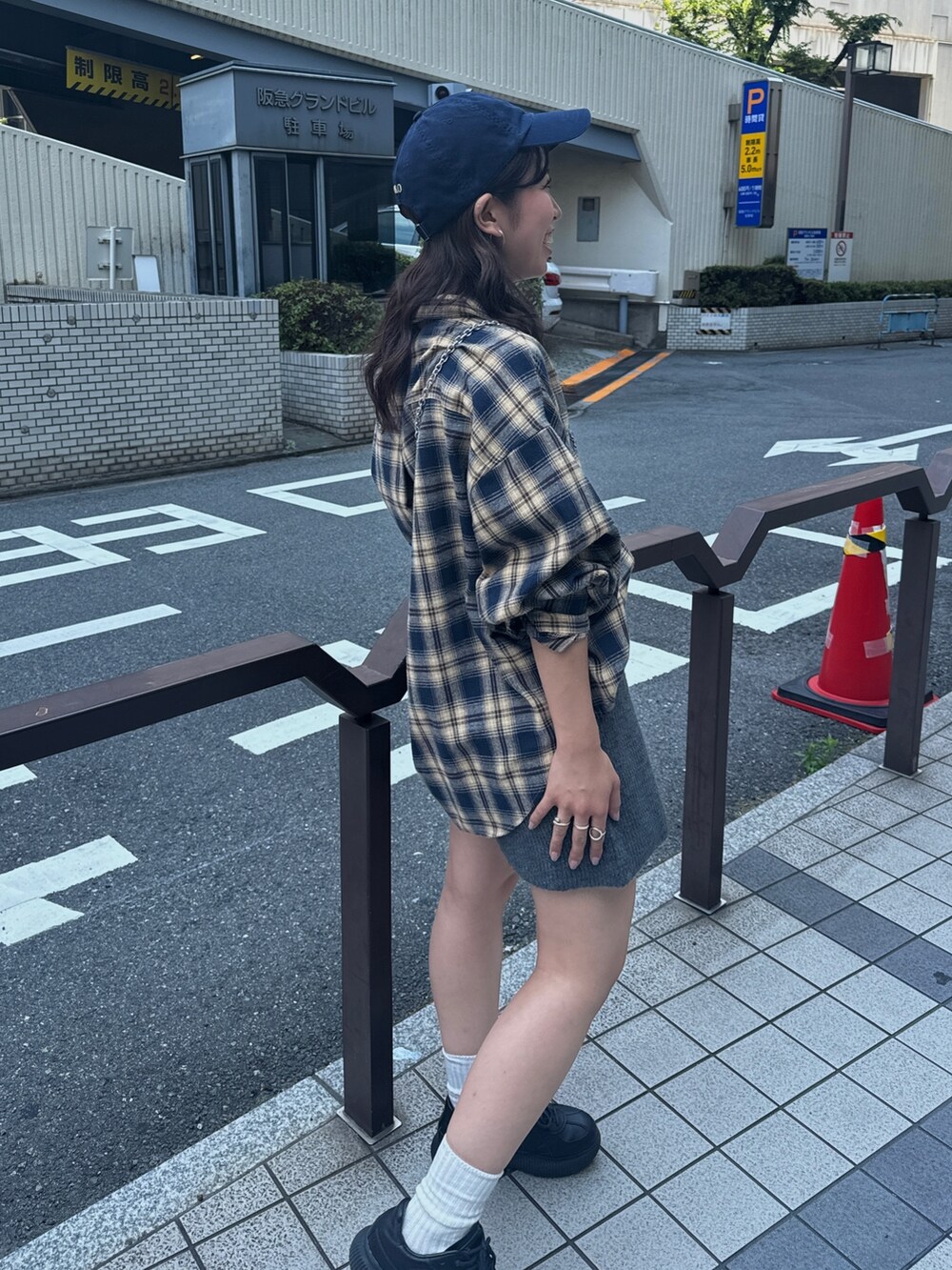 ブルー系のシャツ/ブラウス、グレー系のその他パンツを着用したレディースの夏コーディネートの9枚目の写真