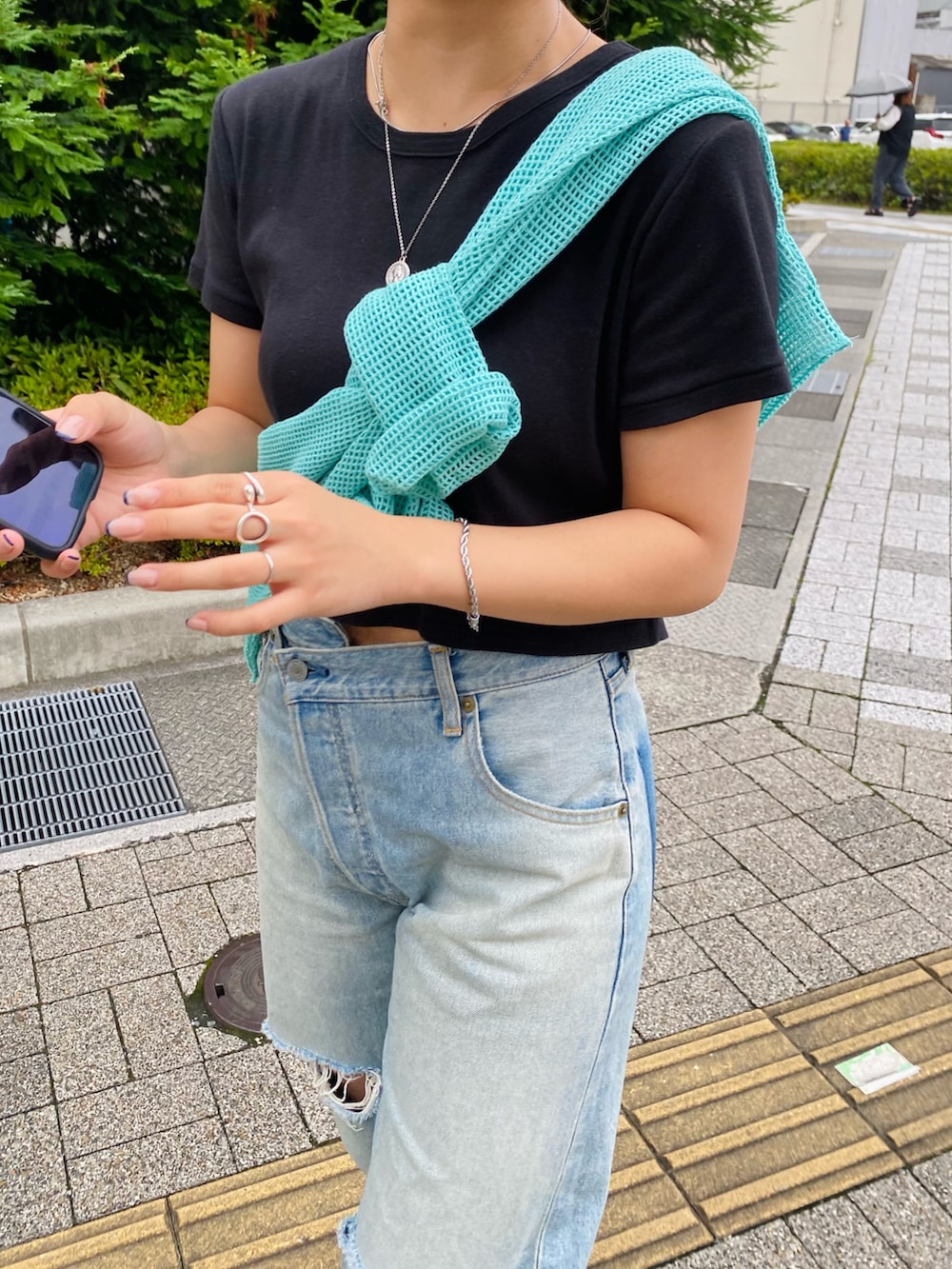 ブルー系のデニムパンツ、ブラック系のTシャツ/カットソー、ブルー系のTシャツ/カットソーを着用したレディースの夏コーディネートの8枚目の写真