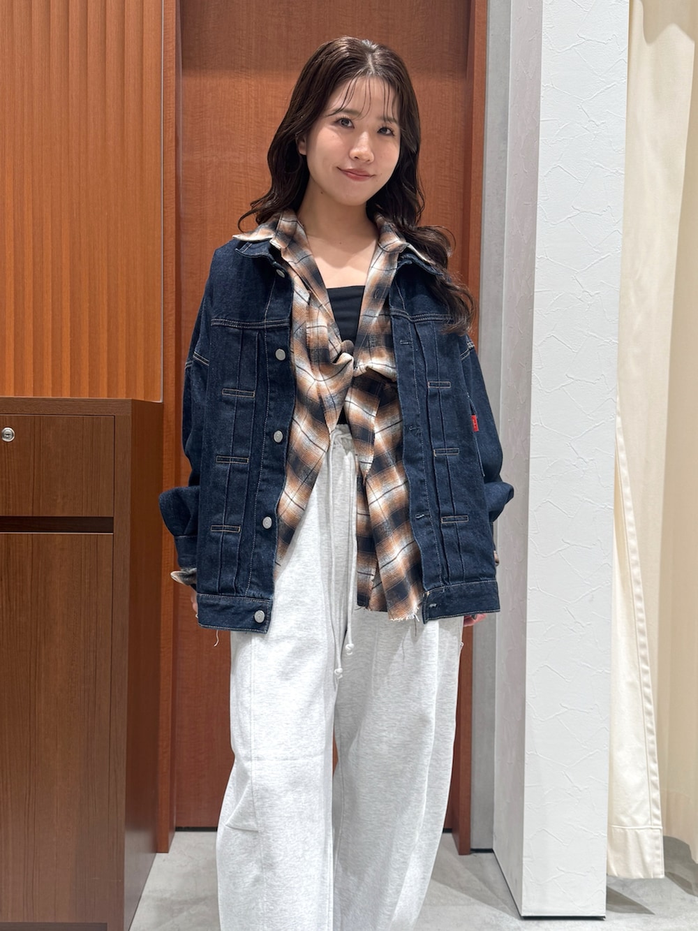 ブラウン系のシャツ/ブラウス、ブルー系のデニムジャケット、グレー系のスウェットパンツを着用したレディースの秋コーディネートの5枚目の写真
