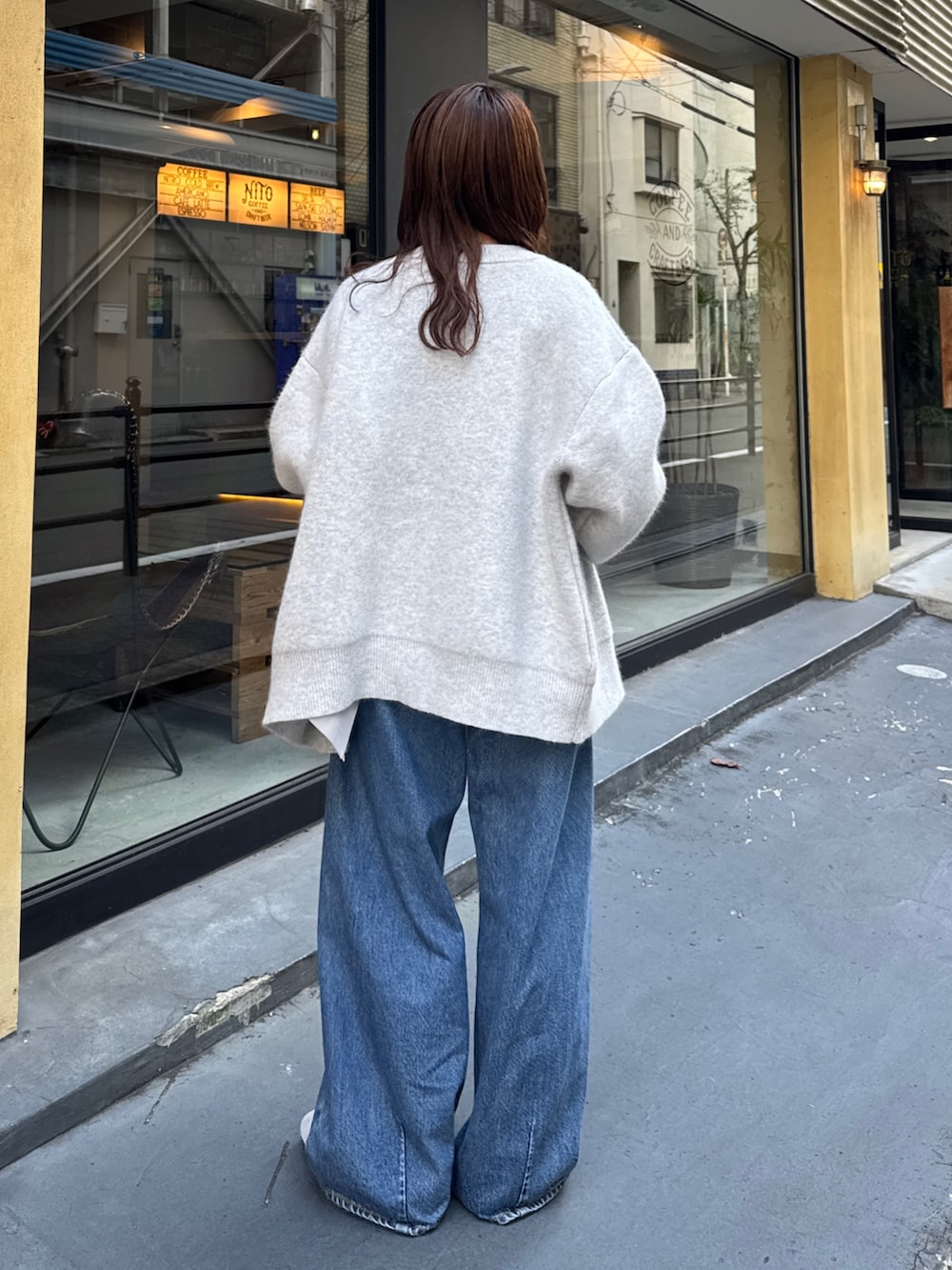 ブルー系のデニムパンツ、グレー系のカーディガン/ボレロを着用したレディースの秋コーディネートの5枚目の写真