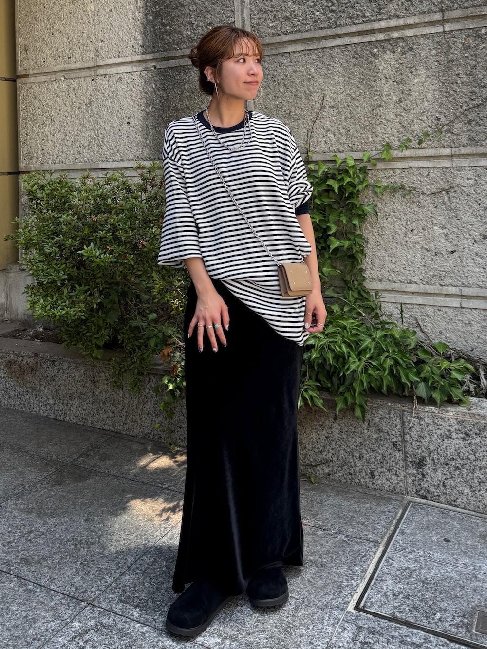 ブルー系のTシャツ/カットソー、ブラック系のスカート、ブラック系のスリッポンを着用したレディースの夏コーディネートの2枚目の写真