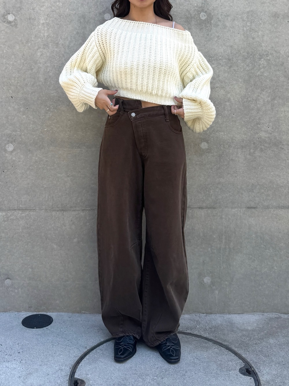ブラック系のその他シューズ、ブラウン系のデニムパンツ、ホワイト系のニット/セーターを着用したレディースの秋コーディネートの4枚目の写真
