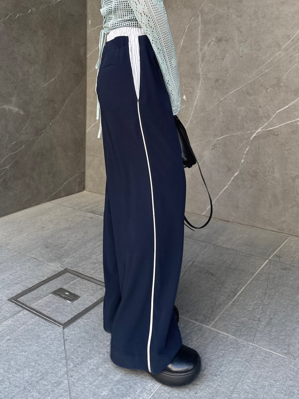 ブルー系のニット/セーター、ブルー系のその他パンツを着用したレディースの春コーディネートの10枚目の写真