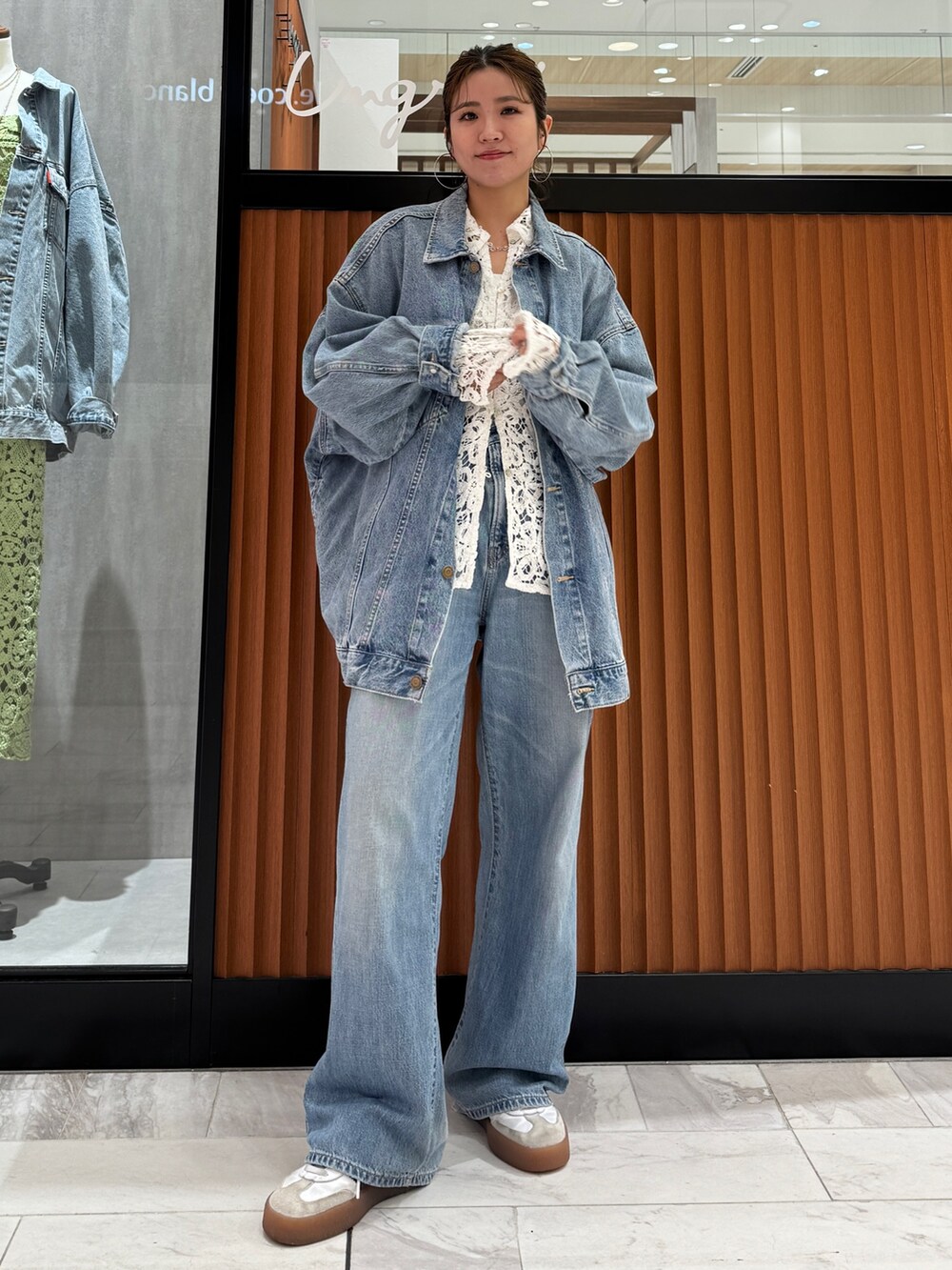 ブルー系のデニムパンツ、ブルー系のデニムジャケット、ホワイト系のシャツ/ブラウスを着用したレディースの春コーディネートの3枚目の写真