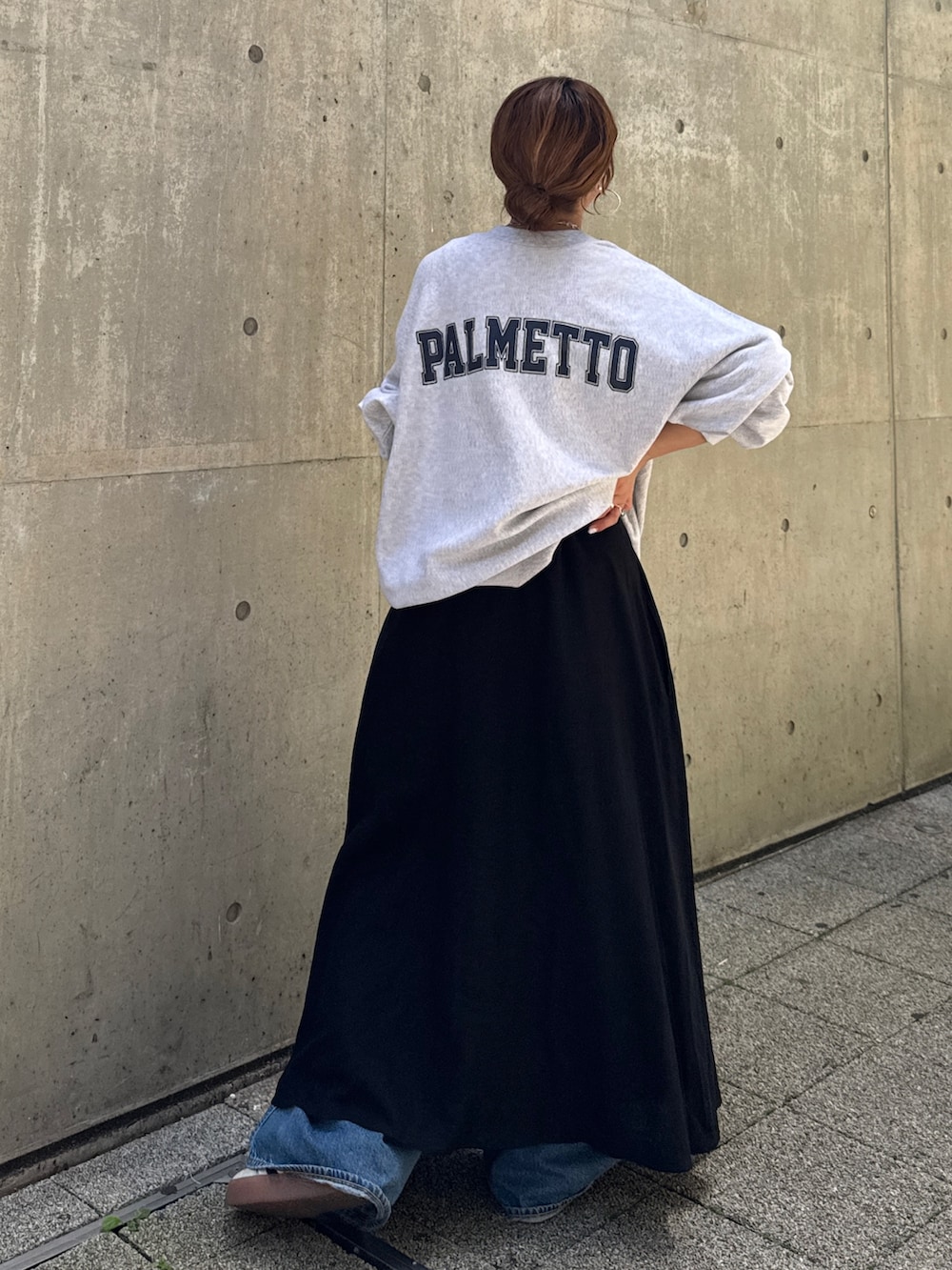 ブルー系のデニムパンツ、ブラック系のワンピース、グレー系のスウェットを着用したレディースの夏コーディネートの5枚目の写真