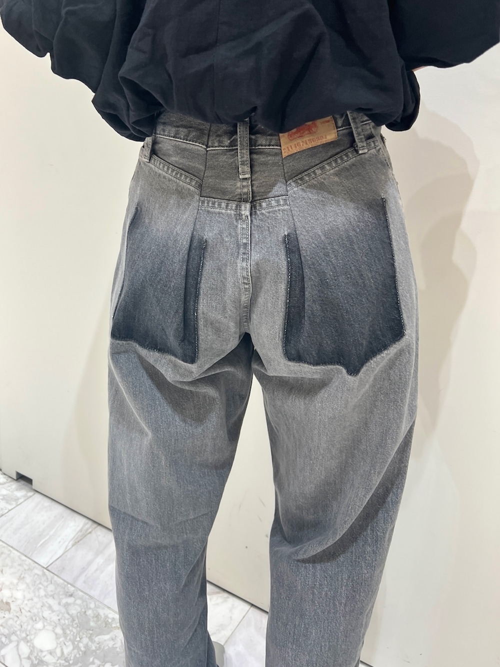 シルバー系のパンプス、ブラック系のデニムパンツ、ブラック系のシャツ/ブラウスを着用したレディースの夏コーディネートの8枚目の写真