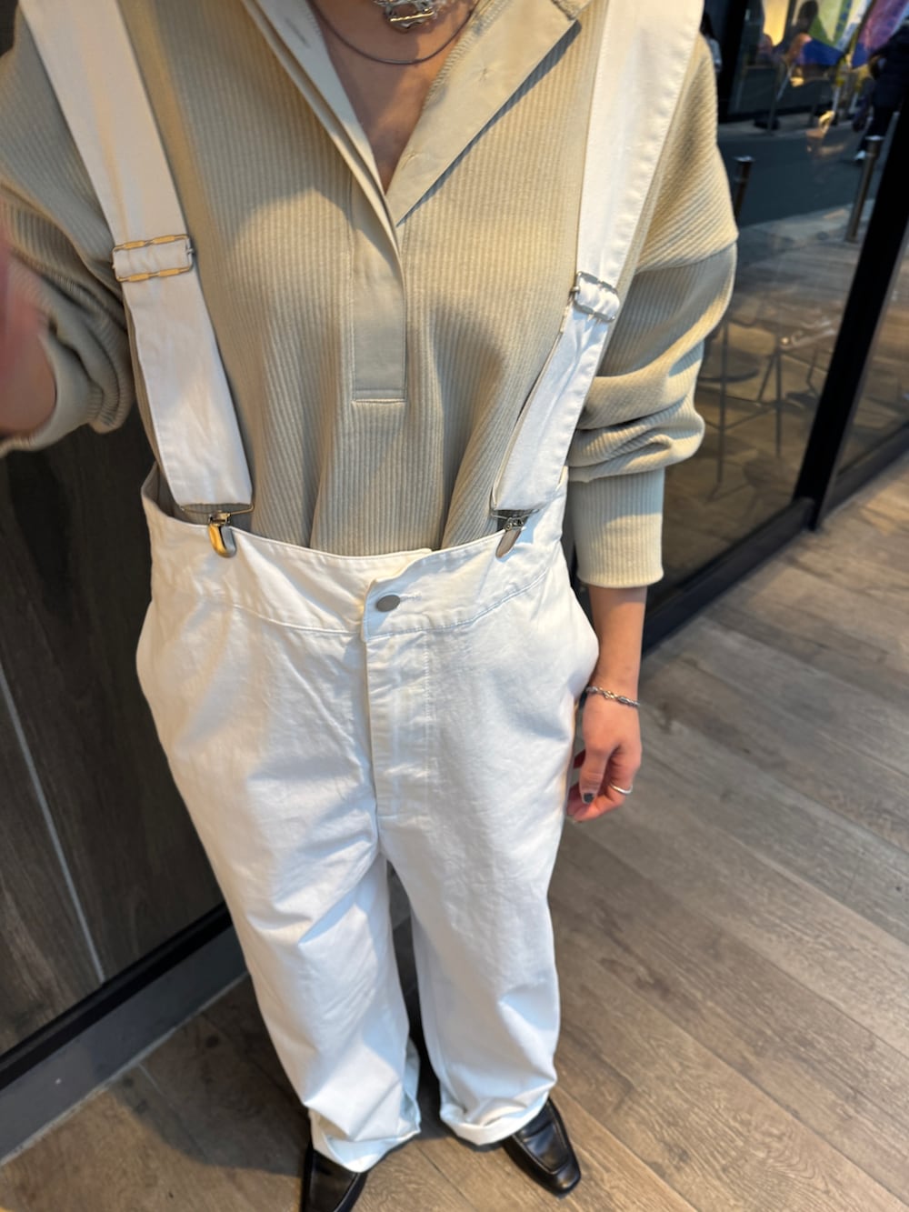 ホワイト系のつなぎ/オールインワン、グレー系のTシャツ/カットソー、その他のネックレスを着用したレディースの冬コーディネートの9枚目の写真