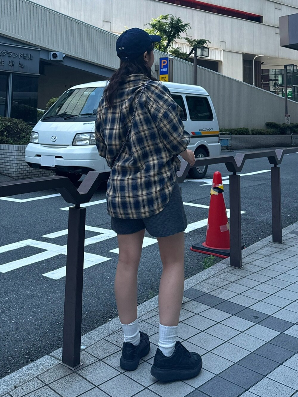 ブルー系のシャツ/ブラウス、グレー系のその他パンツを着用したレディースの夏コーディネートの5枚目の写真