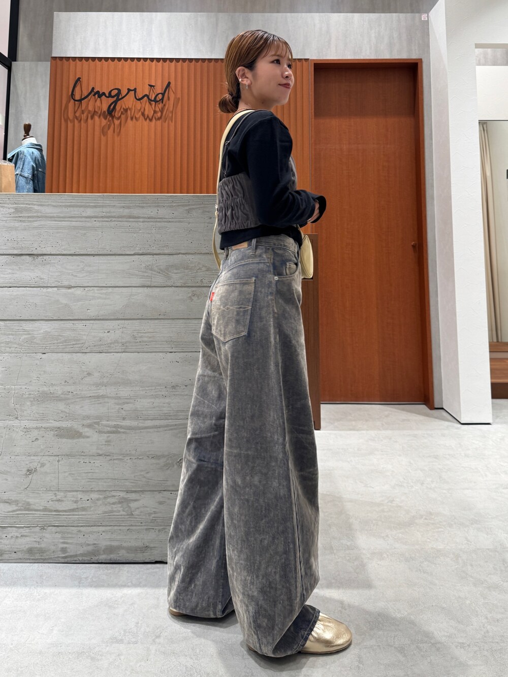 ベージュ系のデニムパンツ、ブラック系のTシャツ/カットソー、グレー系のキャミソールを着用したレディースの夏コーディネートの4枚目の写真