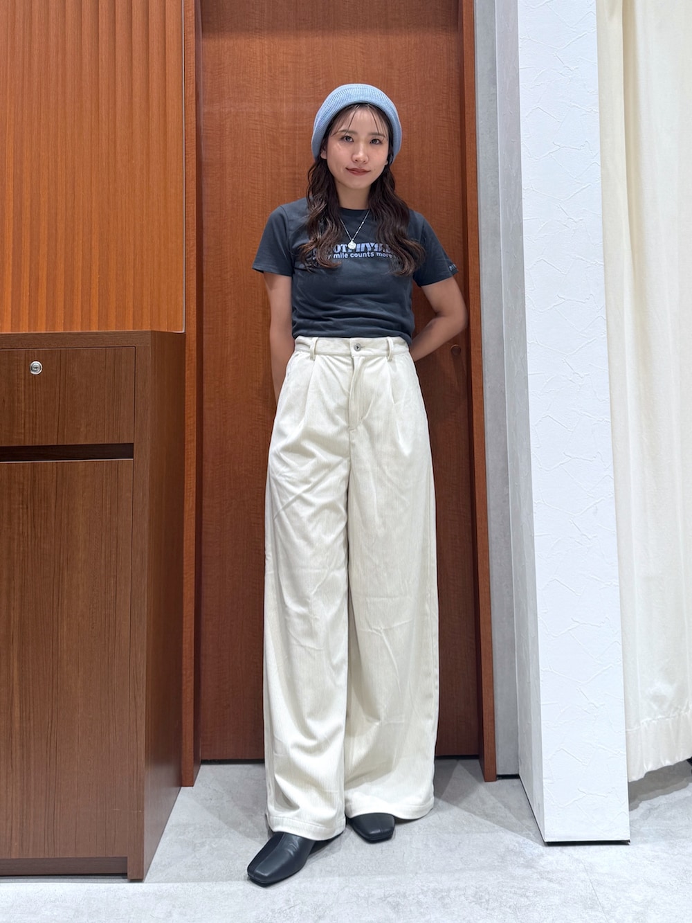 グレー系のTシャツ/カットソー、ホワイト系のその他パンツ、ブラック系のサンダルを着用したレディースの夏コーディネートの2枚目の写真