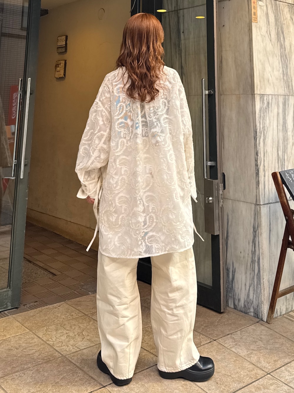 ホワイト系のシャツ/ブラウス、ホワイト系のデニムパンツを着用したレディースの春コーディネートの3枚目の写真