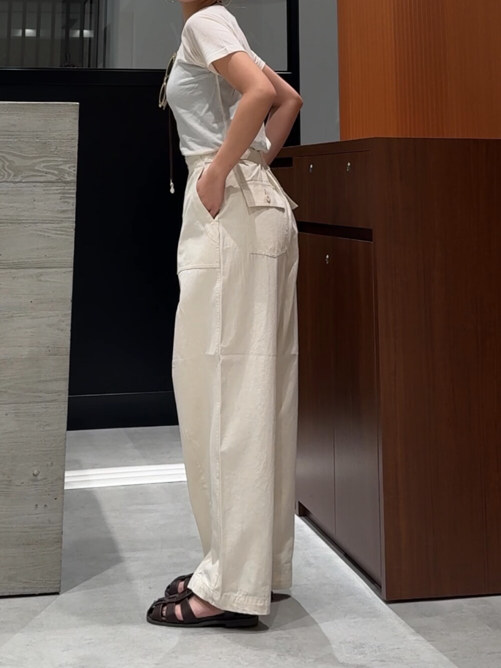 ホワイト系のその他パンツ、ブラウン系のサンダル、ホワイト系のTシャツ/カットソーを着用したレディースの春コーディネートの3枚目の写真