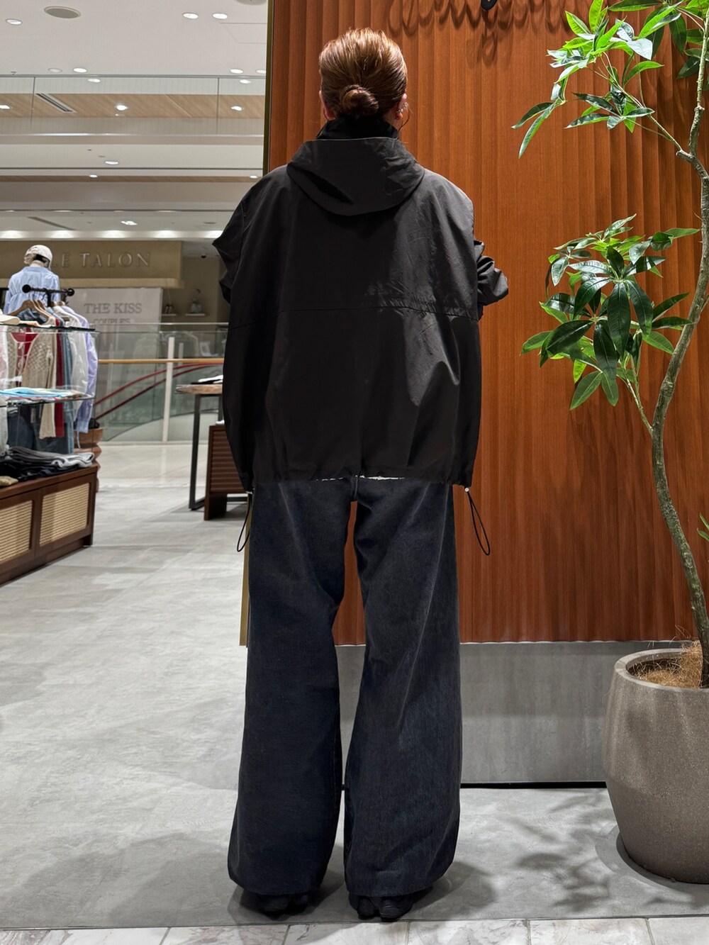 ブラック系のブルゾン、ブラック系のデニムパンツ、ホワイト系のシャツ/ブラウスを着用したレディースの春コーディネートの6枚目の写真