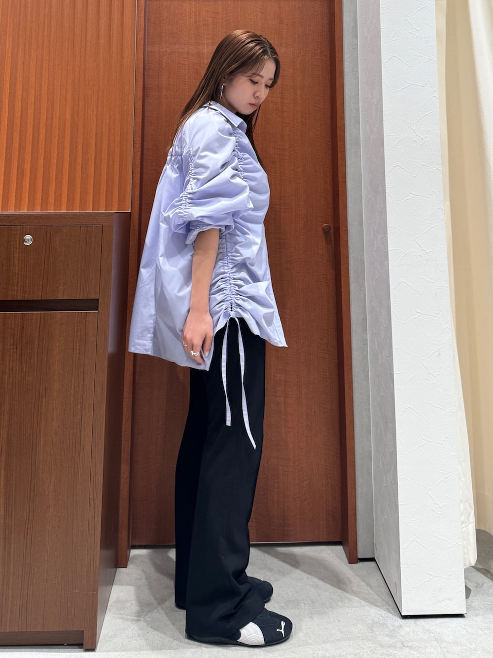 パープル系のシャツ/ブラウス、ブラック系のその他パンツを着用したレディースの冬コーディネートの5枚目の写真