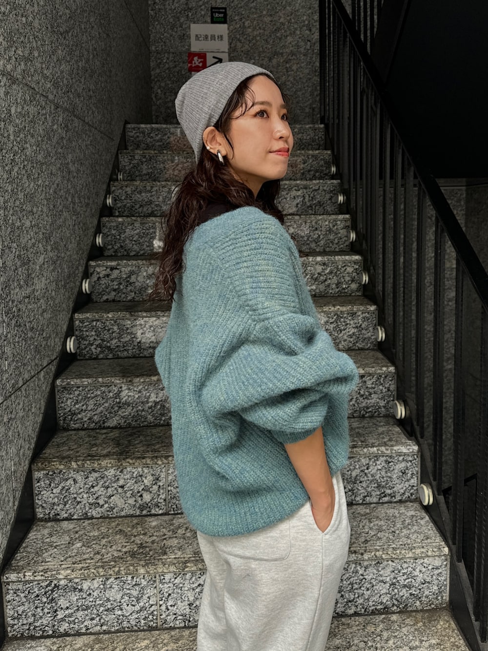 ブラック系のTシャツ/カットソー、グレー系のスウェットパンツ、ブルー系のニット/セーターを着用したレディースの秋コーディネートの4枚目の写真