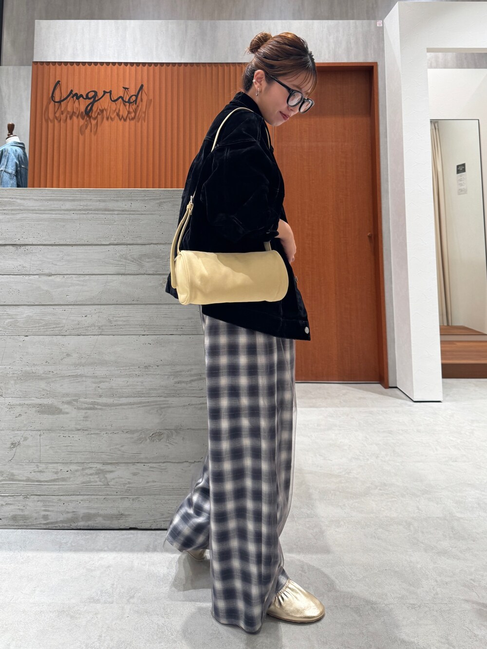 その他のその他パンツ、ブラック系のデニムジャケット、ブラック系のTシャツ/カットソーを着用したレディースの夏コーディネートの6枚目の写真