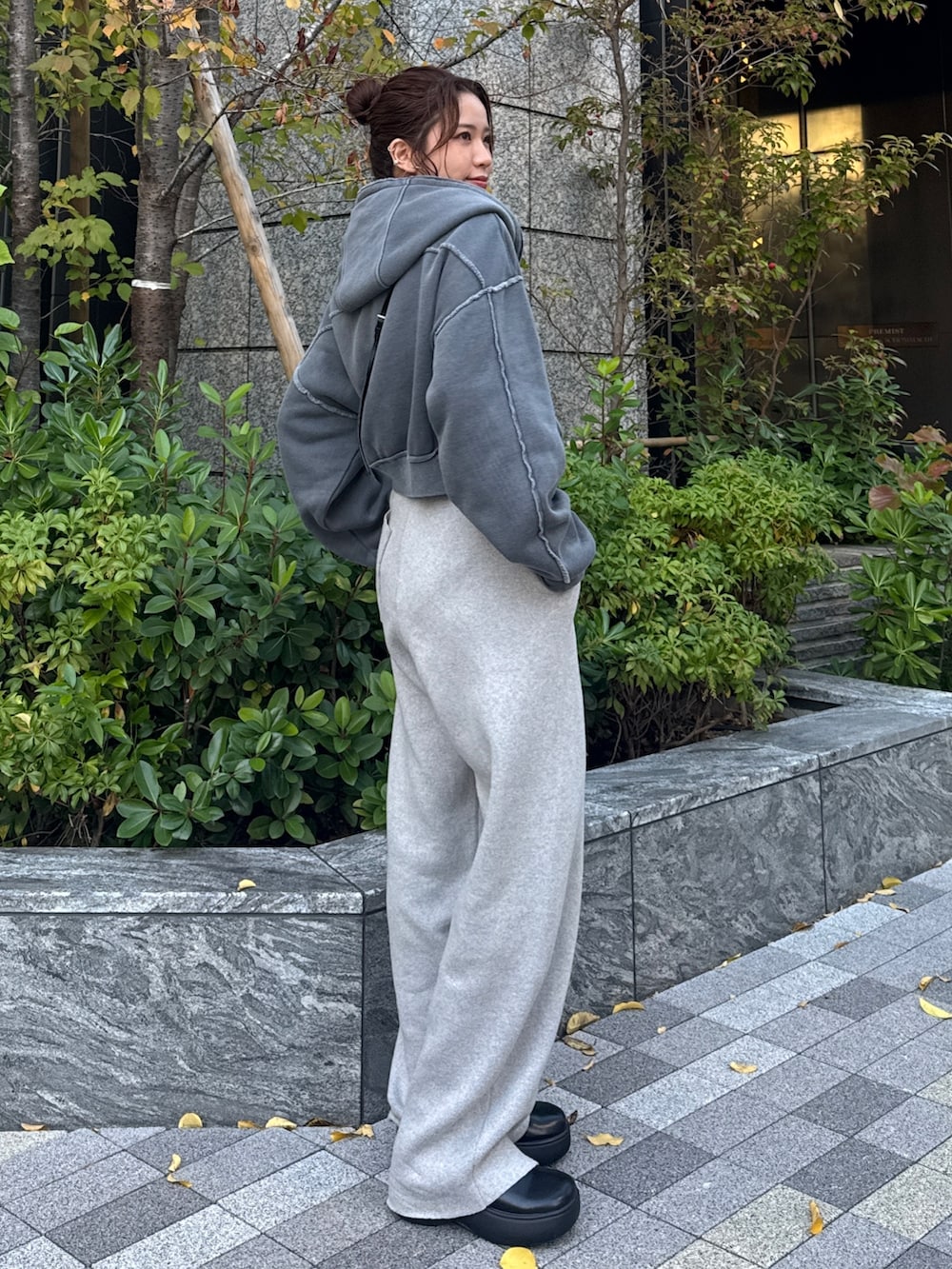 グレー系のその他パンツ、グレー系のパーカー、ホワイト系のTシャツ/カットソーを着用したレディースの冬コーディネートの4枚目の写真