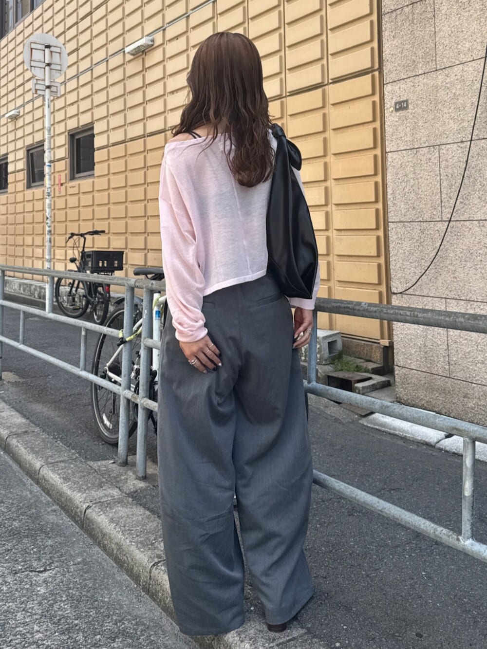 その他のサンダル、グレー系のその他パンツ、ブラック系のハンドバッグを着用したレディースの春コーディネートの5枚目の写真
