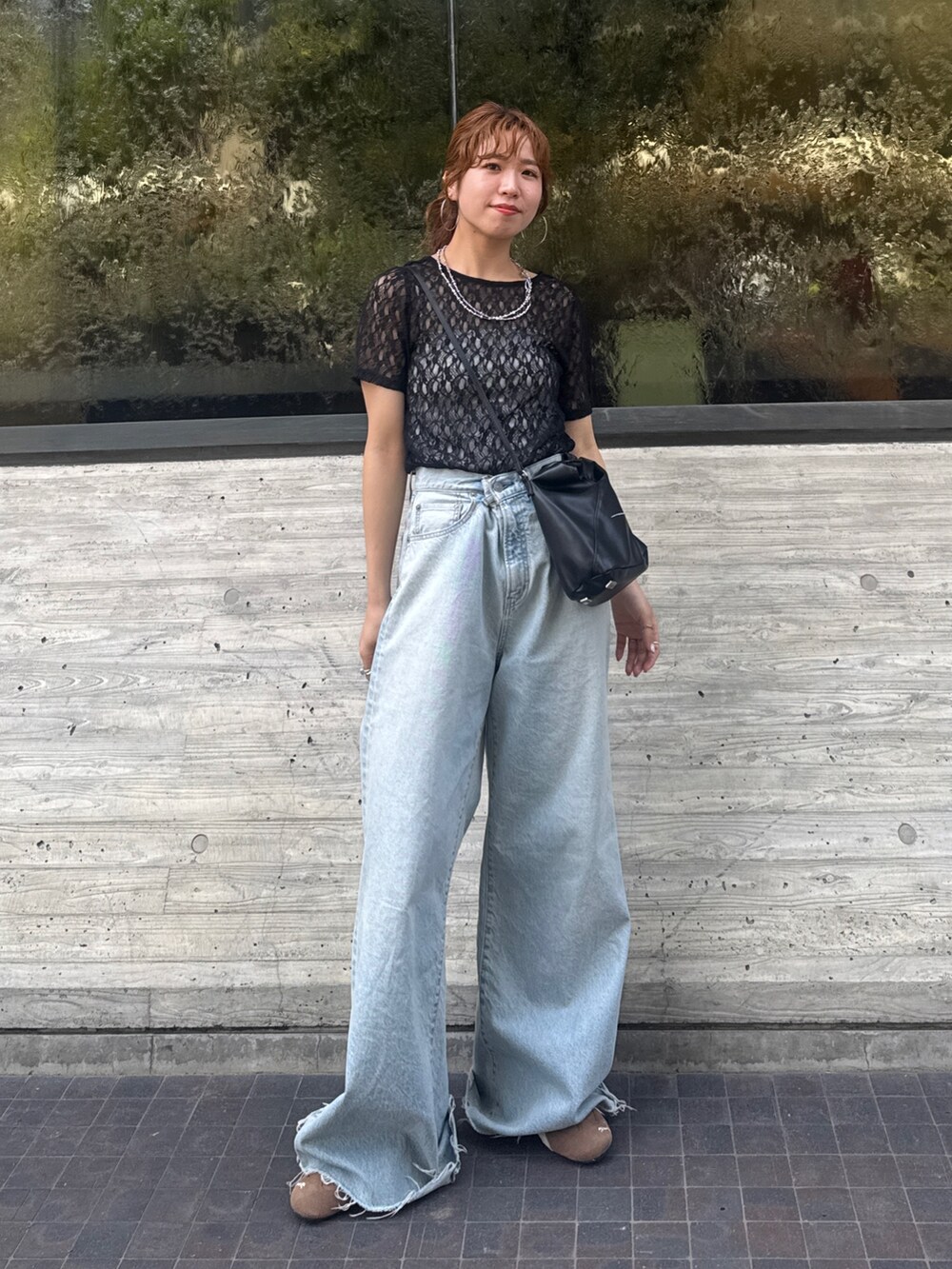 ブルー系のデニムパンツ、ブラック系のTシャツ/カットソーを着用したレディースの春コーディネートの5枚目の写真