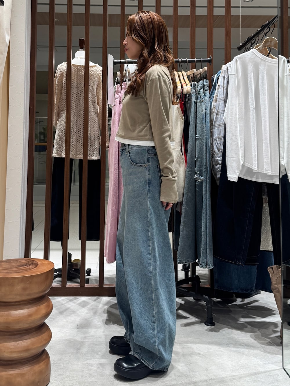 ブルー系のデニムパンツ、ベージュ系のTシャツ/カットソーを着用したレディースの春コーディネートの4枚目の写真