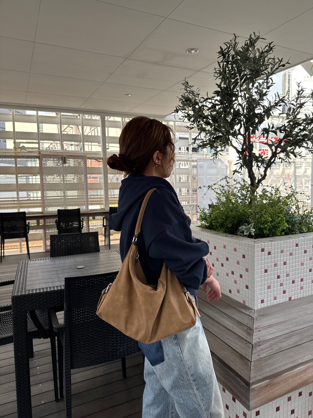 ブルー系のパーカー、ブルー系のデニムパンツ、シルバー系のネックレスを着用したレディースの冬コーディネートの8枚目の写真