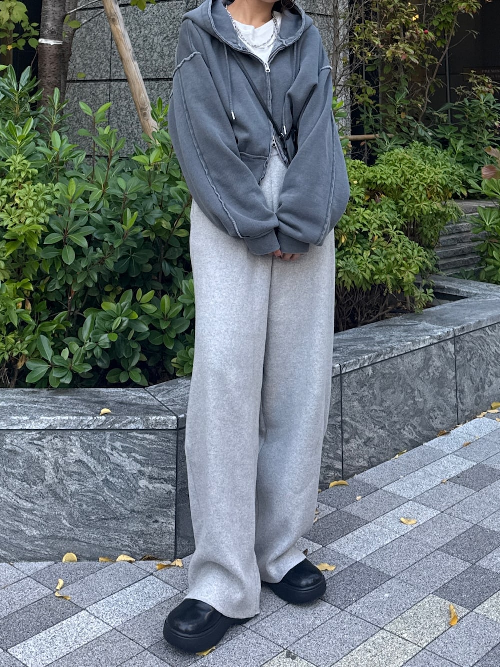 グレー系のその他パンツ、グレー系のパーカー、ホワイト系のTシャツ/カットソーを着用したレディースの冬コーディネートの7枚目の写真