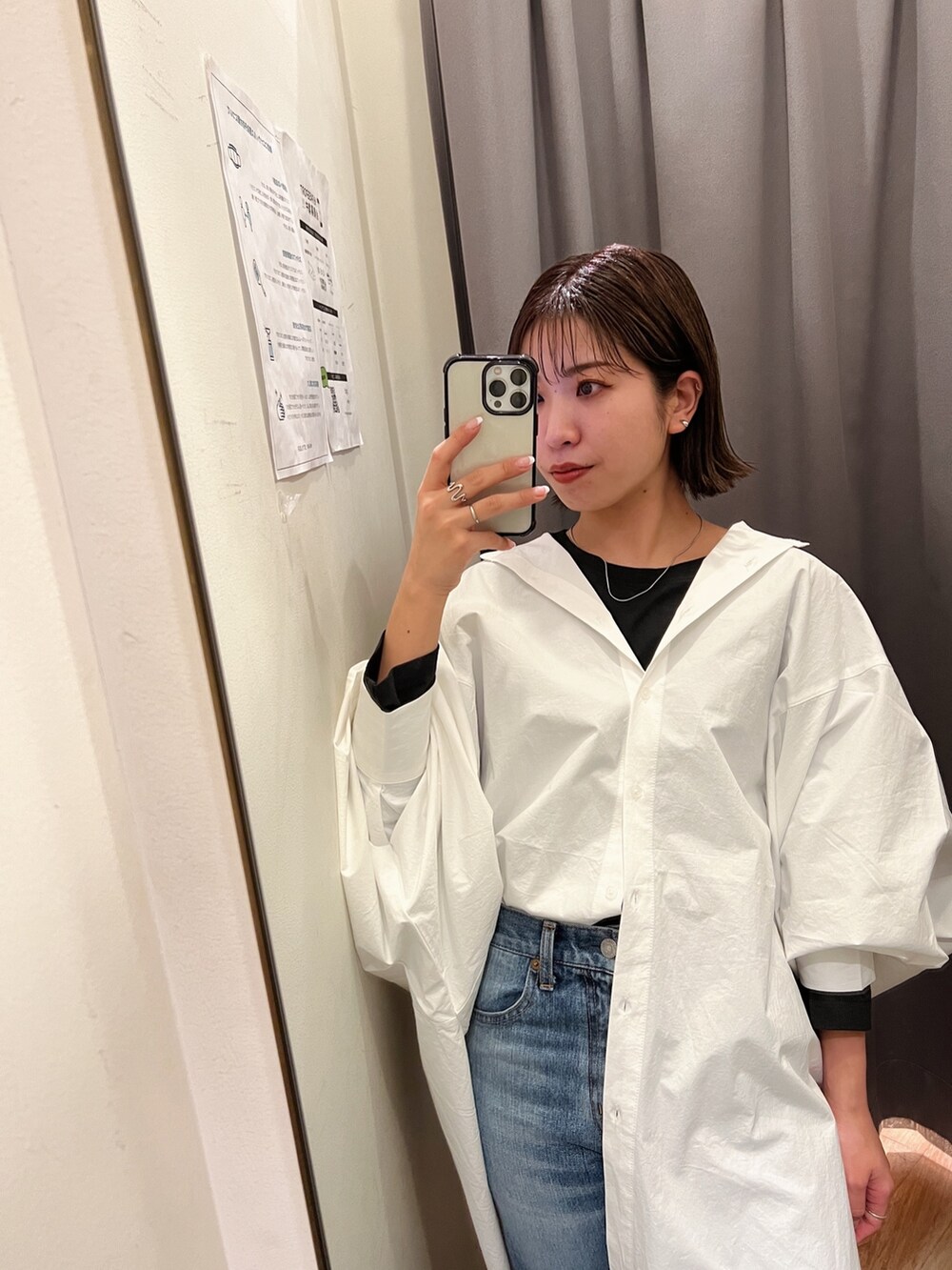 ホワイト系のシャツ/ブラウス、ブラック系のTシャツ/カットソー、その他のハンドバッグを着用したレディースの冬コーディネートの9枚目の写真