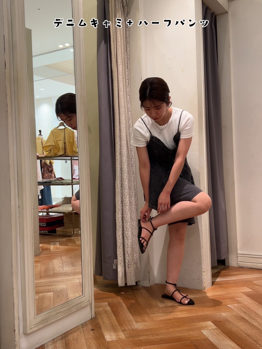 ブラック系のキャミソール、ホワイト系のTシャツ/カットソー、ブラック系のサンダルを着用したレディースの夏コーディネートの2枚目の写真