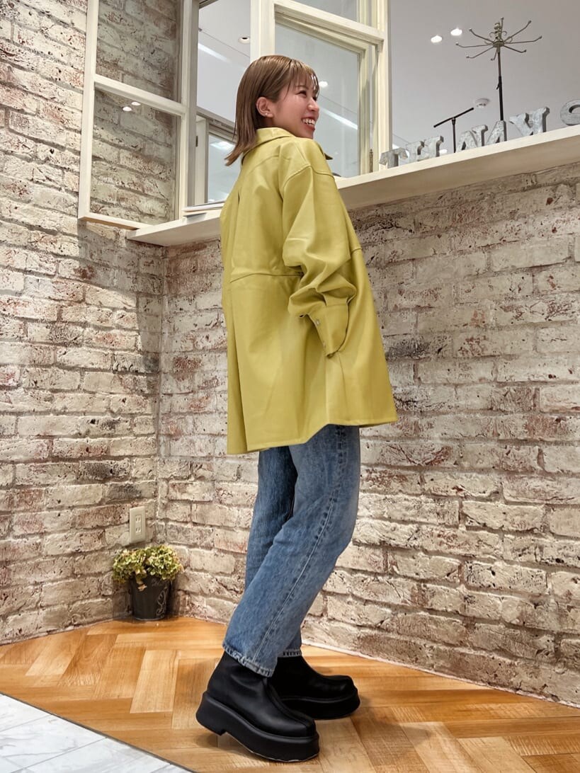 ブルー系のデニムパンツ、ブルー系のデニムパンツ、イエロー系のブルゾンを着用したレディースの秋コーディネートの6枚目の写真