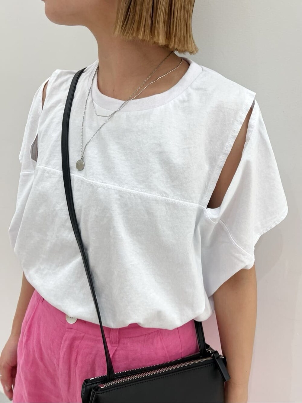 ブラック系のサンダル、ブラック系のショルダーバッグ、ホワイト系のTシャツ/カットソーを着用したレディースの春コーディネートの7枚目の写真