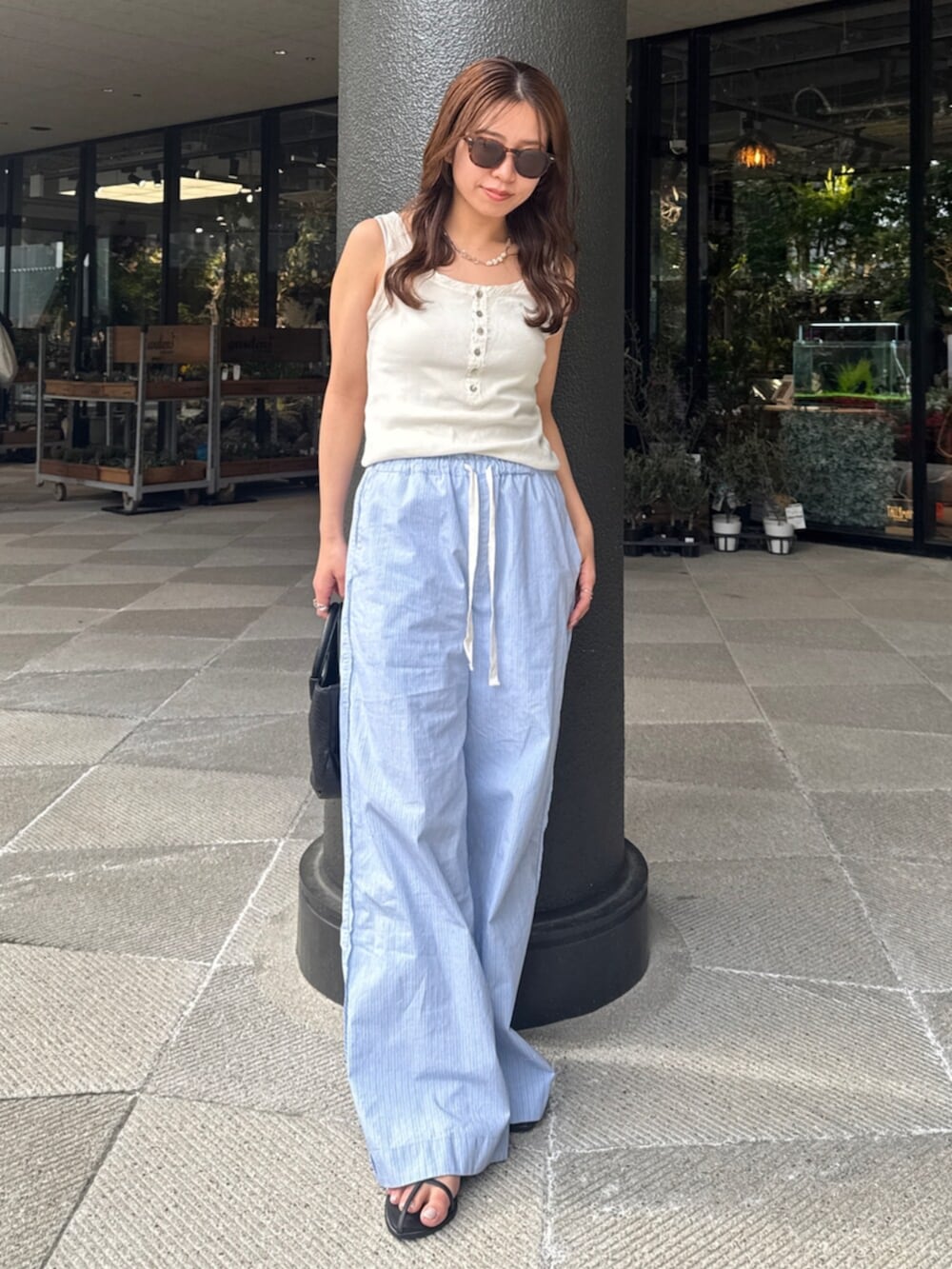 ブルー系のその他パンツ、ホワイト系のタンクトップを着用したレディースの春コーディネートの2枚目の写真