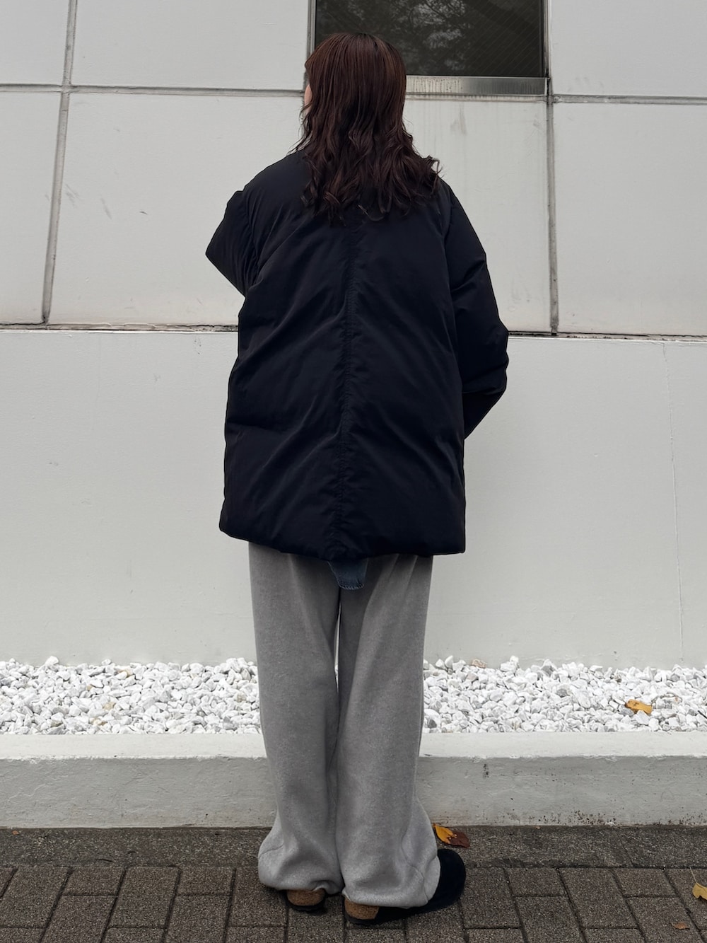 グレー系のその他パンツ、ブルー系のシャツ/ブラウス、ブラック系のダウンジャケット/コートを着用したレディースの秋コーディネートの4枚目の写真