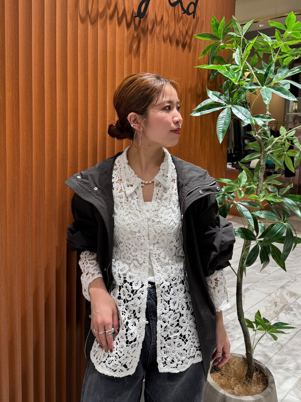 ブラック系のブルゾン、ブラック系のデニムパンツ、ホワイト系のシャツ/ブラウスを着用したレディースの春コーディネートの9枚目の写真