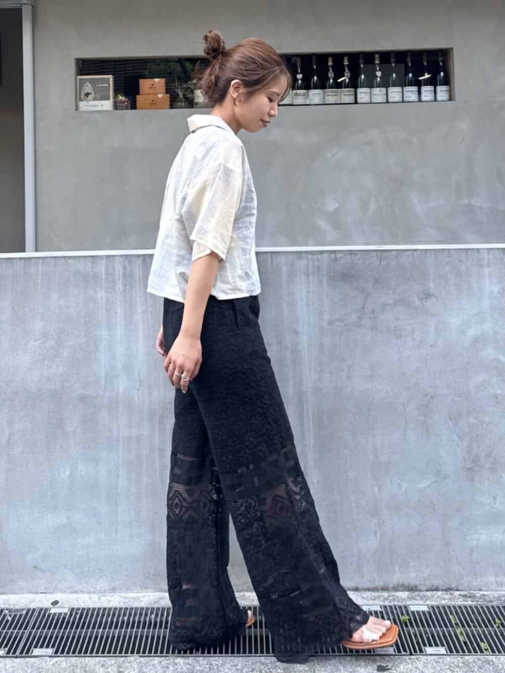 ブラック系のその他パンツ、その他のサンダル、ブルー系のシャツ/ブラウスを着用したレディースの春コーディネートの3枚目の写真