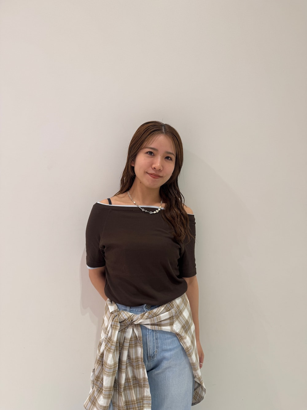ブラウン系のTシャツ/カットソー、ブルー系のTシャツ/カットソー、ベージュ系のシャツ/ブラウスを着用したレディースの春コーディネートの6枚目の写真
