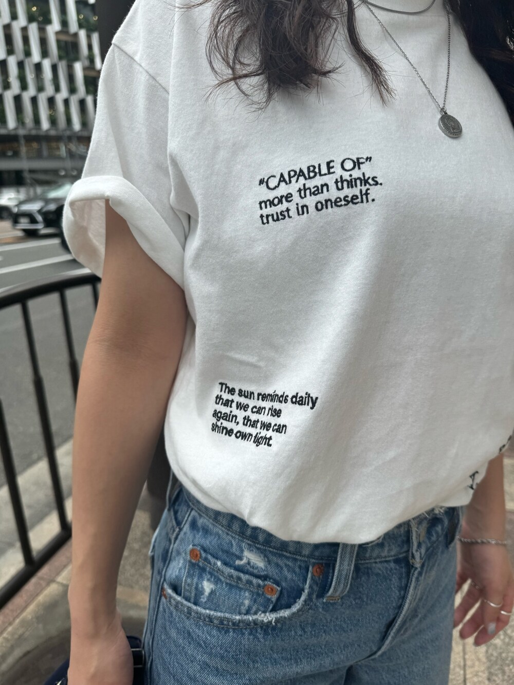 ホワイト系のTシャツ/カットソー、ブルー系のデニムパンツを着用したレディースの夏コーディネートの8枚目の写真