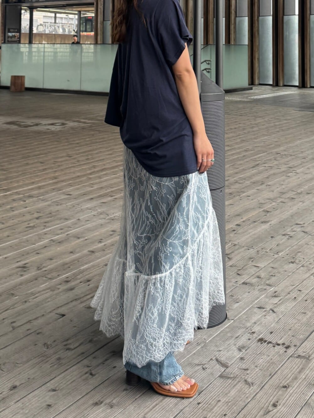 ブルー系のデニムパンツ、その他のサンダル、ブルー系のTシャツ/カットソーを着用したレディースの春コーディネートの3枚目の写真