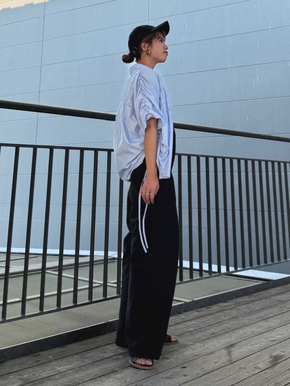 ブラック系のサンダル、ブラック系のサロペット/オーバーオール、ブルー系のシャツ/ブラウスを着用したレディースの夏コーディネートの2枚目の写真