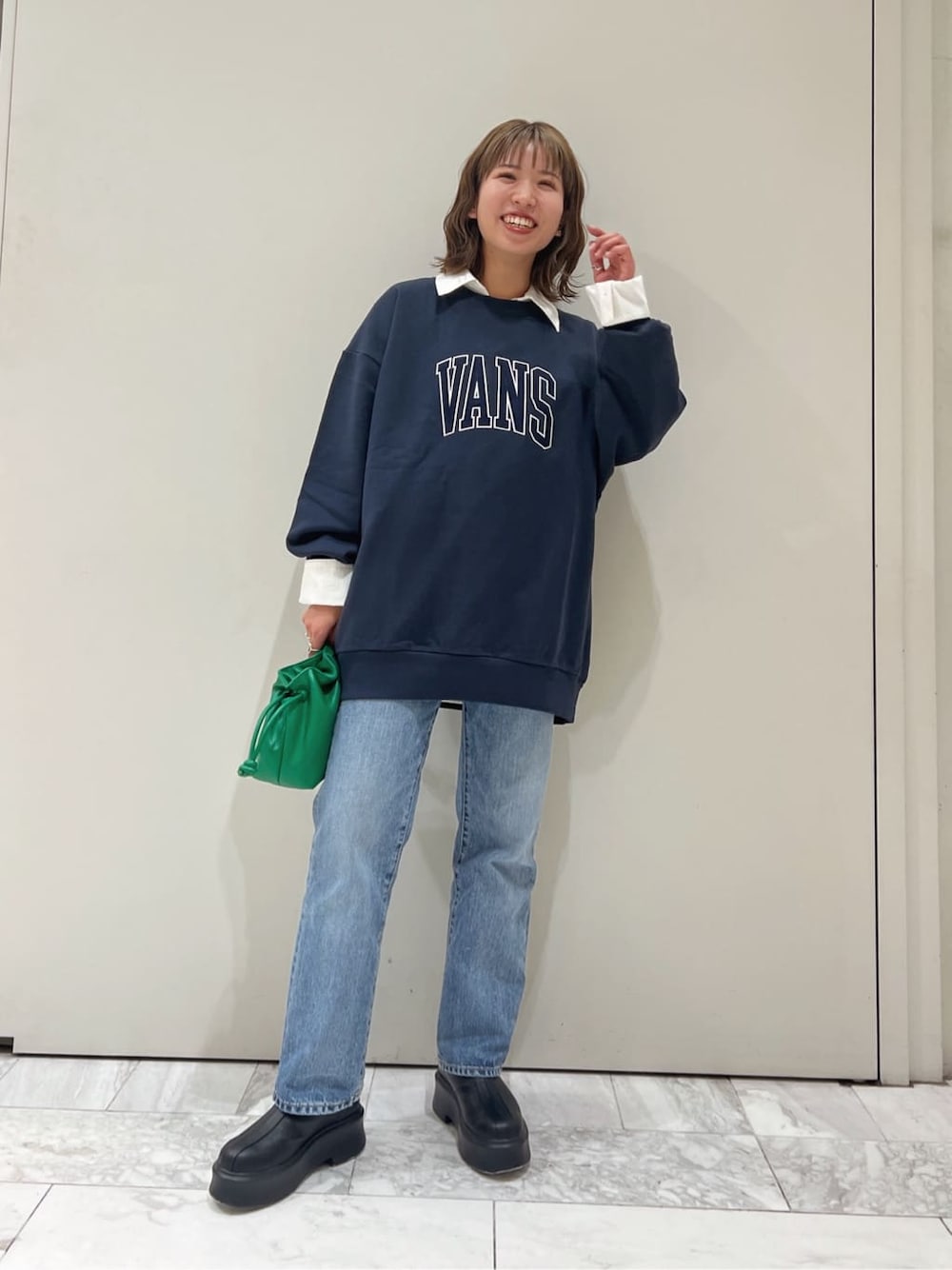 「パンツ、Ungrid、カジュアル、シャツ、カジュアルコーデ、ロゴスウェット、春、デニム、大人コーデ、秋、ヴィンテージストレートデニム、春コーデ、スウェット」｜「Ungridのヴィンテージストレートデニム（デニムパンツ、ブルー系）」を使った、瀬川百花さん（レディース・156cm）の秋コーディネートの2枚目の写真