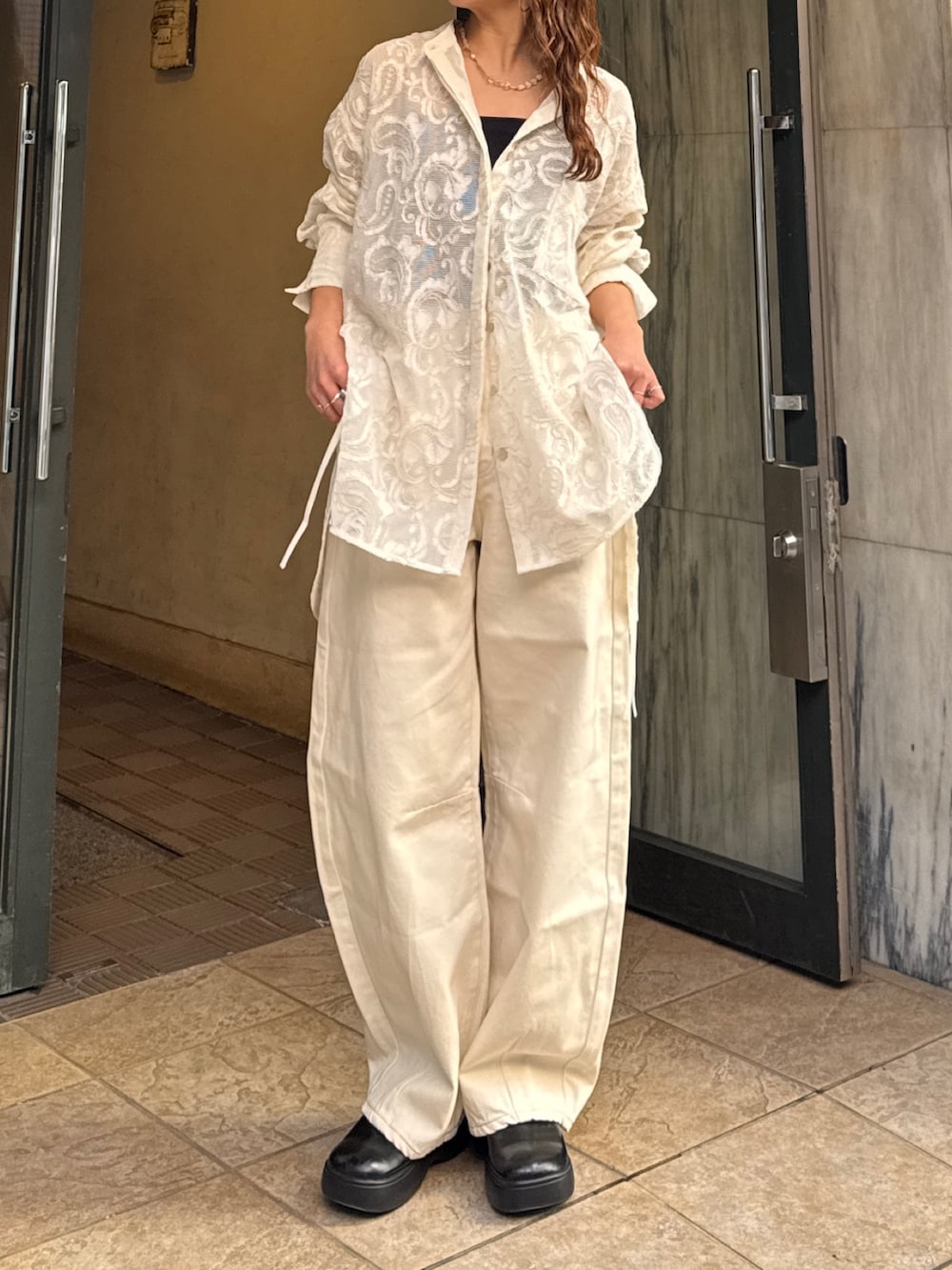 ホワイト系のシャツ/ブラウス、ホワイト系のデニムパンツを着用したレディースの春コーディネートの7枚目の写真