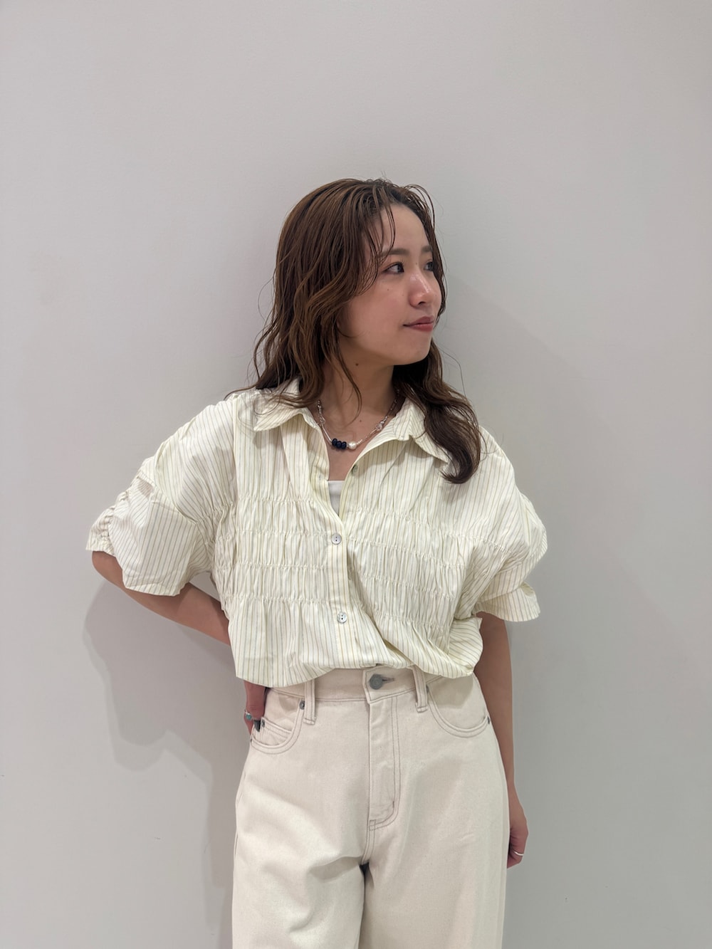 ホワイト系のデニムパンツ、イエロー系のシャツ/ブラウス、イエロー系のサンダルを着用したレディースの春コーディネートの7枚目の写真