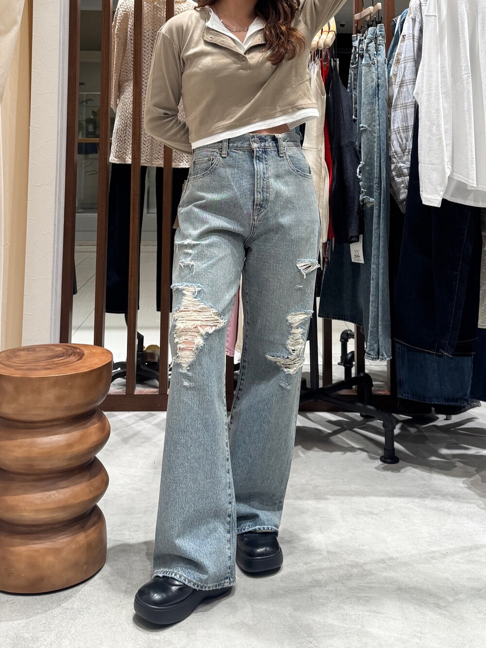 ブルー系のデニムパンツ、ベージュ系のTシャツ/カットソーを着用したレディースの春コーディネートの2枚目の写真