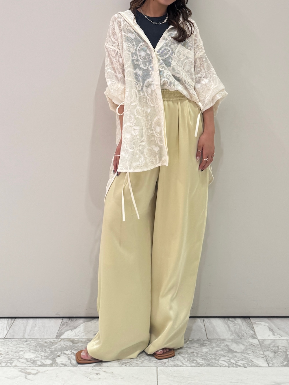 イエロー系のその他パンツ、ホワイト系のシャツ/ブラウス、グレー系のタンクトップを着用したレディースの夏コーディネートの5枚目の写真