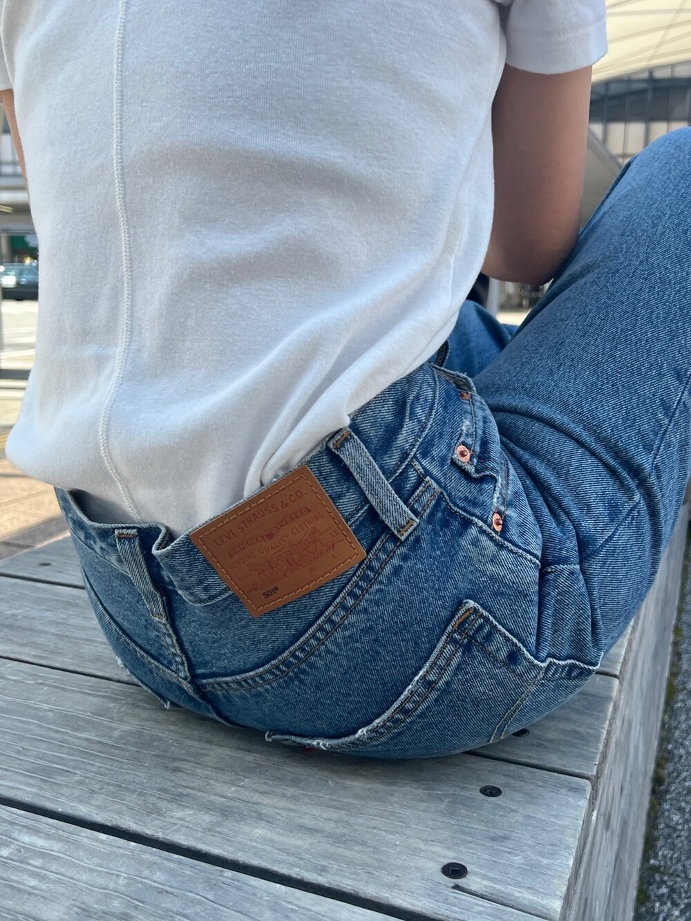 ブルー系のデニムパンツ、ホワイト系のTシャツ/カットソーを着用したレディースの夏コーディネートの3枚目の写真