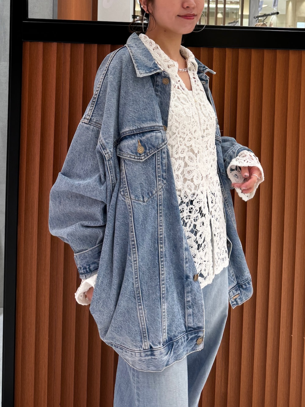 ブルー系のデニムパンツ、ブルー系のデニムジャケット、ホワイト系のシャツ/ブラウスを着用したレディースの春コーディネートの2枚目の写真