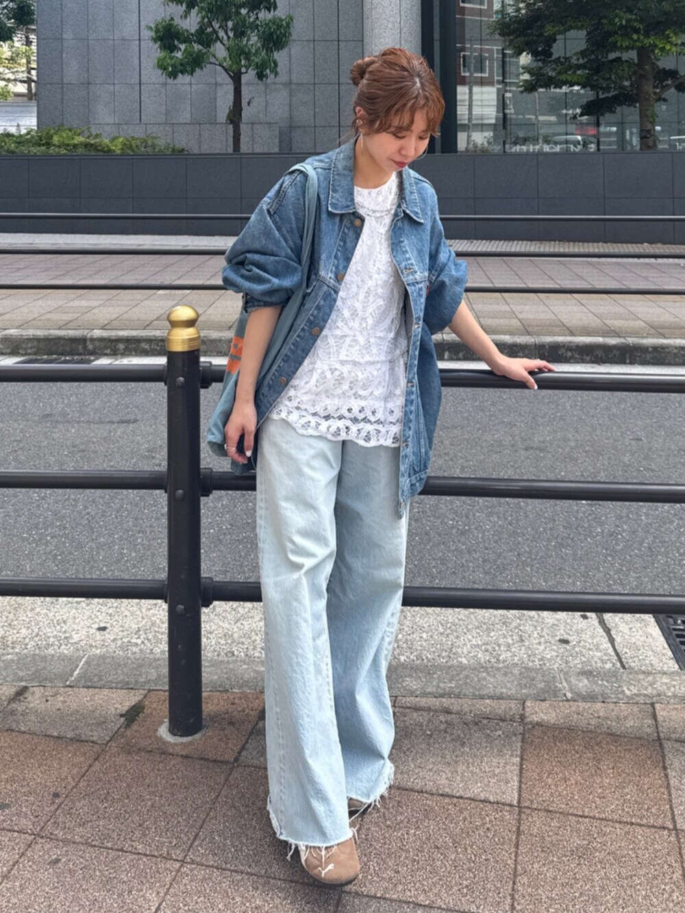 ホワイト系のシャツ/ブラウス、ブルー系のデニムパンツ、ブルー系のトートバッグを着用したレディースの夏コーディネートの2枚目の写真