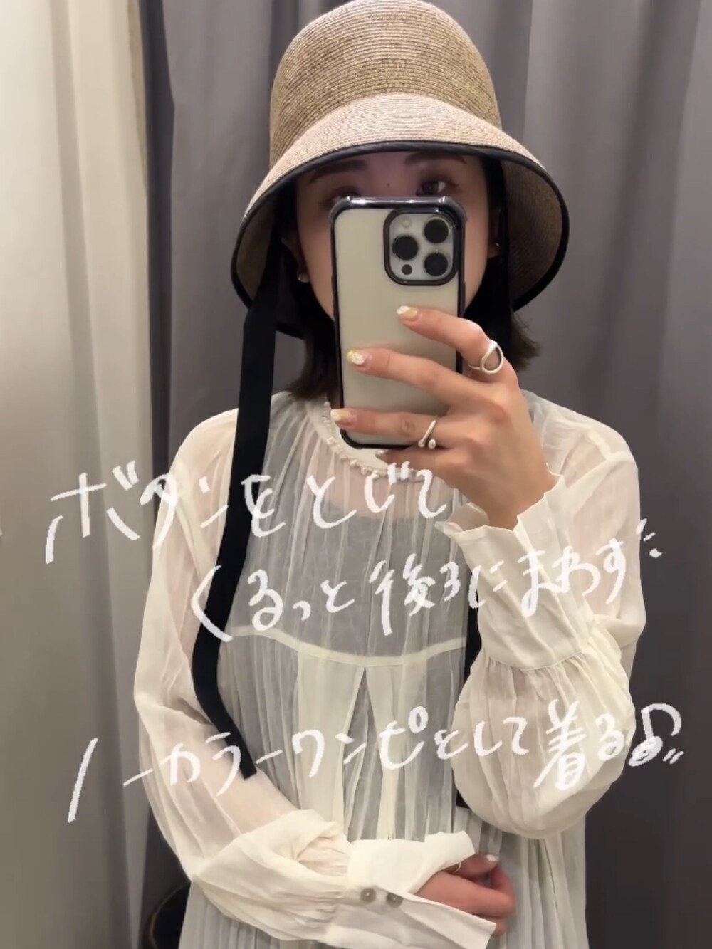 ホワイト系のワンピース、グレー系のタンクトップ、ブラック系のサンダルを着用したレディースの春コーディネートの5枚目の写真