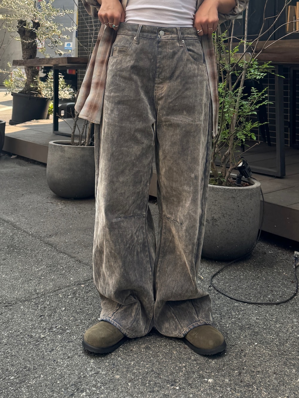 ベージュ系のデニムパンツ、ブラウン系のシャツ/ブラウス、ベージュ系のスリッポンを着用したレディースの夏コーディネートの10枚目の写真